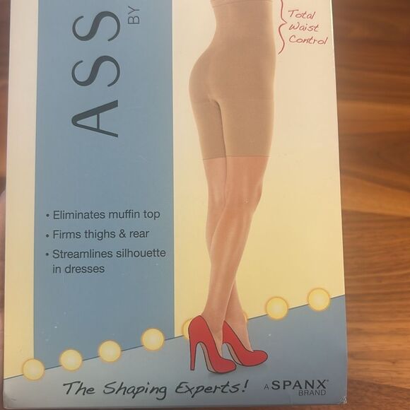 NEW Women's Assets by Sara Blakely 166B Sensational Shaper Shapewear Nude Size 4 - Picture 2 of 8